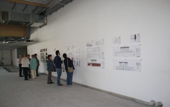 08 Die Besucher konnten sich die genauen Pläne an den Wänden anschauen (Foto: © EDEKA Kempken)