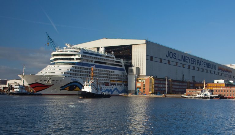 Ein Aida-Schiff verlässt die Meyer-Werft Werkstatt (Foto: © Meyer Werft)