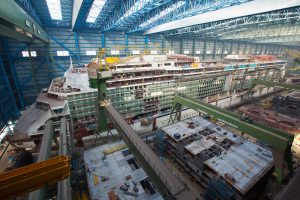 Hier werden die riesigen Einzelteile zu einem gigantischen Schiff zusammengbaut (Foto: © Meyer Werft)