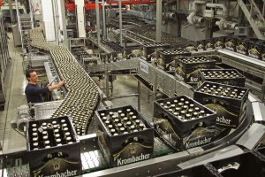 In den Krombacher-Produktionsstätten werden bis zu 5,5 Mio. Flaschen pro Tag abgefüllt. (Foto: © Krombacher Brauerei)