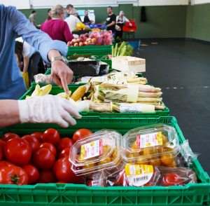 Frisches Obst und Gemüse werden an die bedürftigen Personen verteilt (Foto: © EDEKA Kempken)