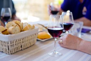 Roter Wein beim Abendbrot (Foto: © pixabay.de)