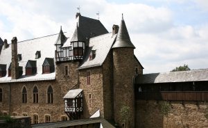 "Schloss Burg - Innenhof" (Foto: Frank Vincent)
