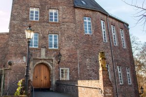 Im Moerser Schloss ist das Grafschafter Museum beheimatet, das über die Geschichte des Schlosses informiert (Foto: ©pixs:sell/Fotolia)