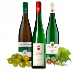 (v.l.) 2014er Markgraf von Baden, 2015er Schloss Proschwitz Qualitätswein, 2015 er Jechtinger (Foto Trauben: © pixabay.de)