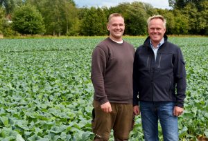 v.l.: Sohn Matthias und Inhaber Heinz Stoffers versorgen die Gemüseabteilungen von Edeka Kempken täglich mit frischem Gemüse.
