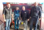Stefan Kempken (links) und Marianne Wetzels (2. v.l.) übergeben 2016 gemeinsam die gespendeten Lebensmittel an die Krefelder Feuerwehr.