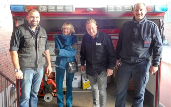 Stefan Kempken (links) und Marianne Wetzels (2. v.l.) übergeben 2016 gemeinsam die gespendeten Lebensmittel an die Krefelder Feuerwehr.